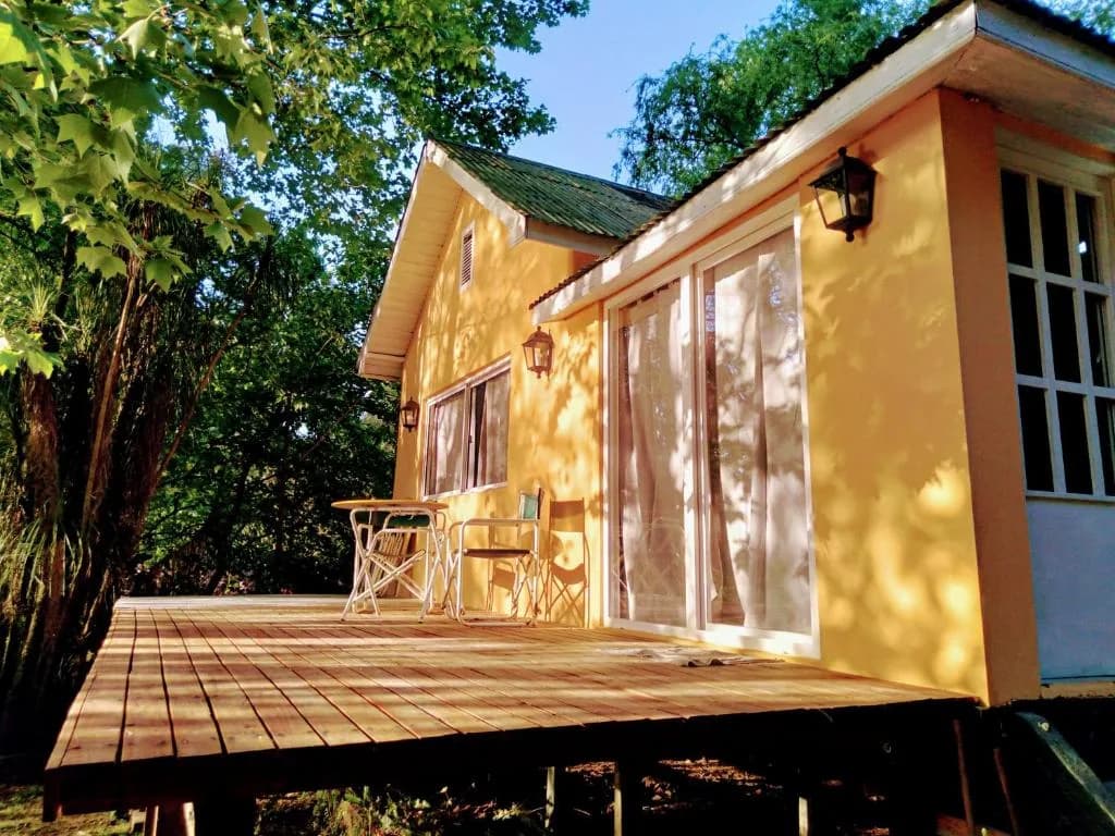 Frente de la cabaña con deck de madera