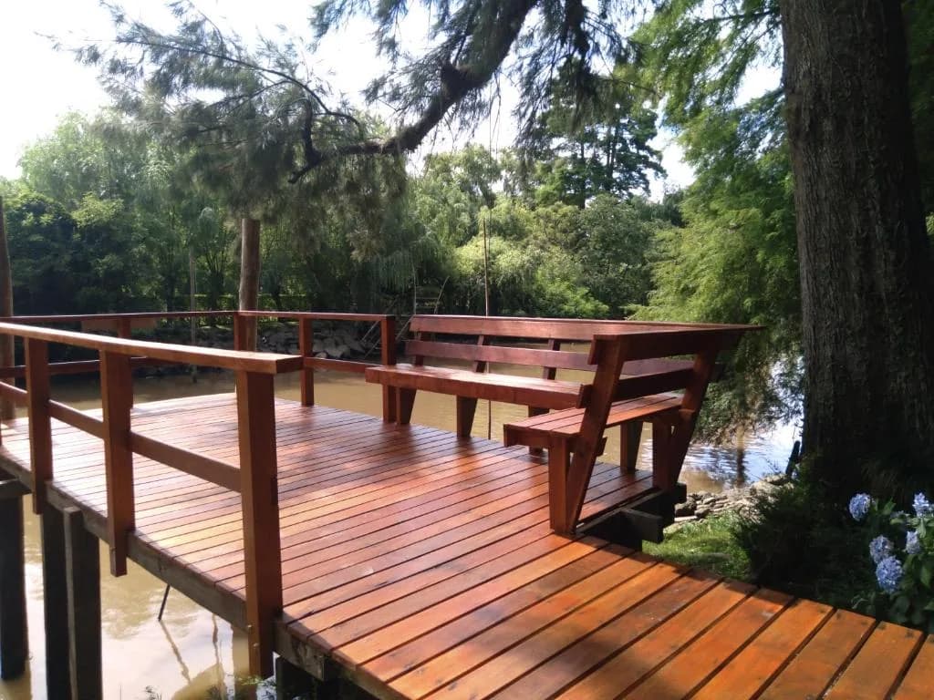Muelle de madera sobre el arroyo